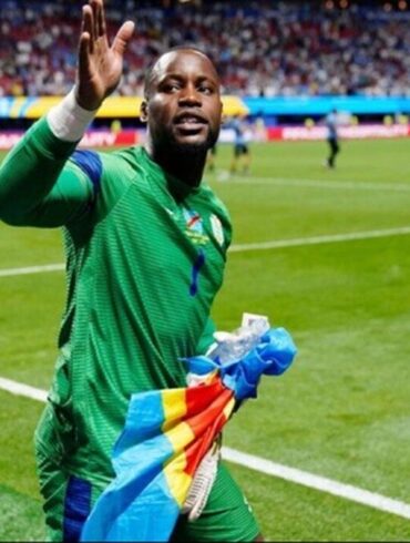 Lionel Mpasi sous le maillot de la République démocratique du Congo.