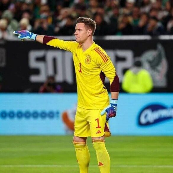 Un gardien de but en tenue jaune pendant un match.