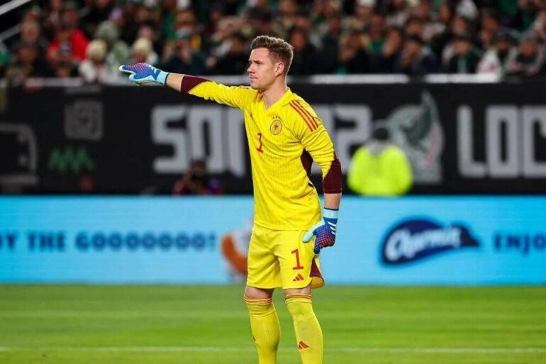 Un gardien de but en tenue jaune pendant un match.