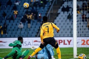 Action de Kaizer Chiefs à proximité du but adverse en championnat