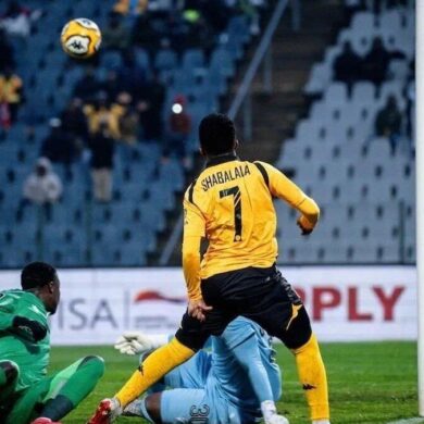 Action de Kaizer Chiefs à proximité du but adverse en championnat