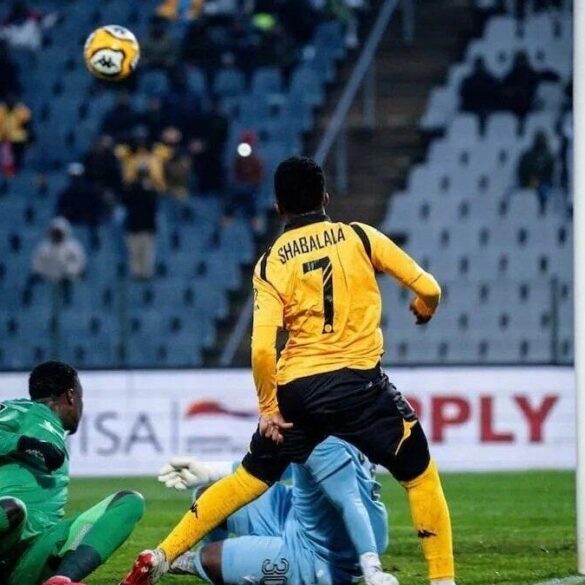 Action de Kaizer Chiefs à proximité du but adverse en championnat