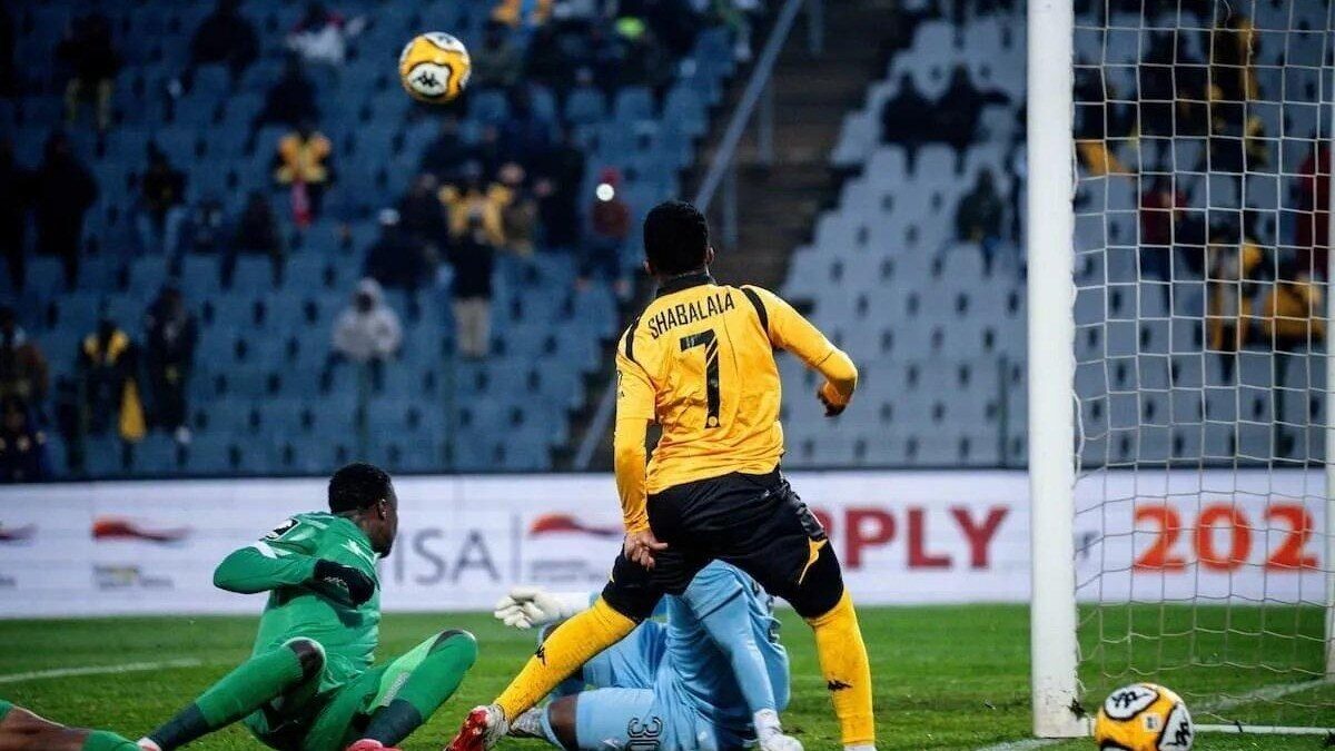 Action de Kaizer Chiefs à proximité du but adverse en championnat
