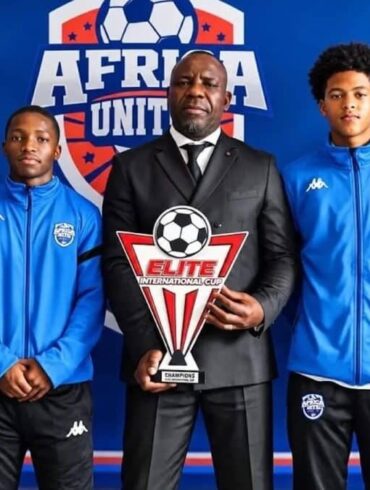 Organisateurs et jeunes participants autour du projet Africa United U19 Cup