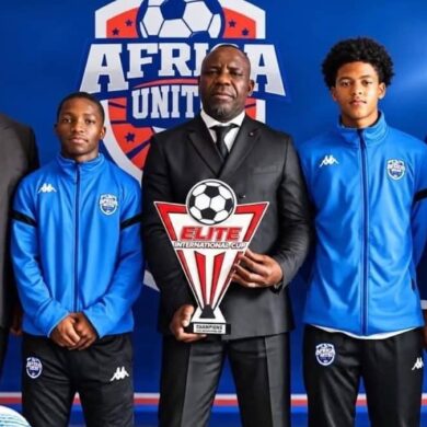 Organisateurs et jeunes participants autour du projet Africa United U19 Cup