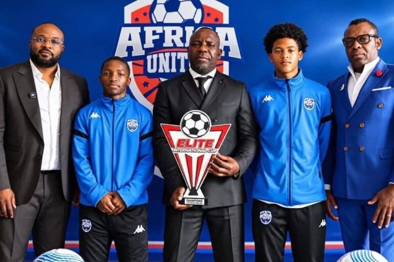 Organisateurs et jeunes participants autour du projet Africa United U19 Cup