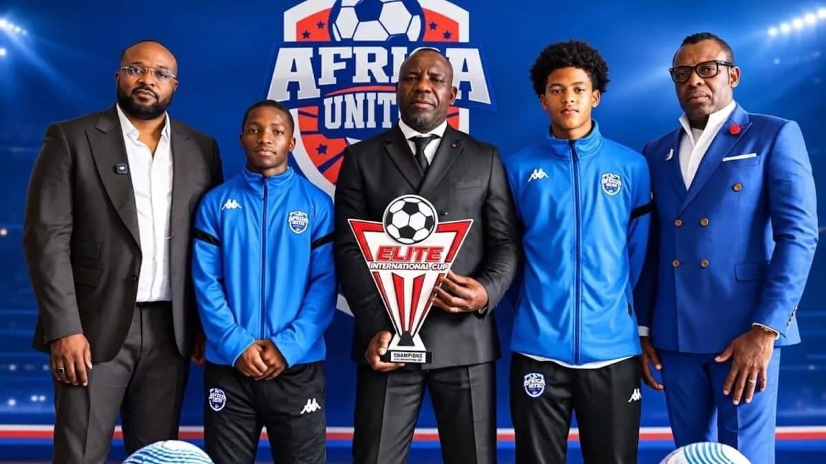 Organisateurs et jeunes participants autour du projet Africa United U19 Cup
