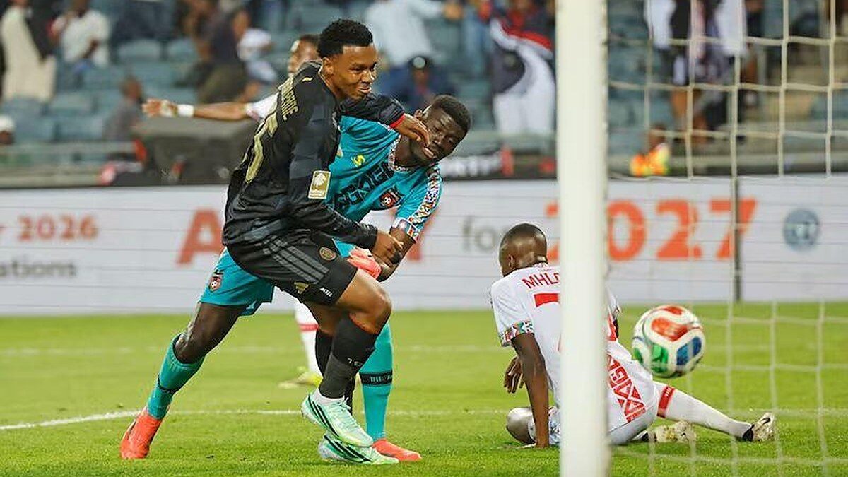 Action offensive d’Orlando Pirates en match de football sud-africain