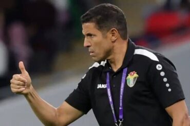 Hussein Ammouta au bord du terrain