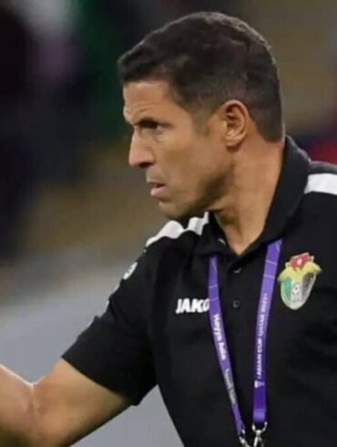 Hussein Ammouta au bord du terrain