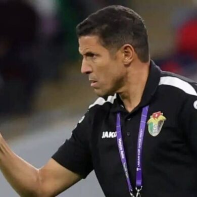 Hussein Ammouta au bord du terrain