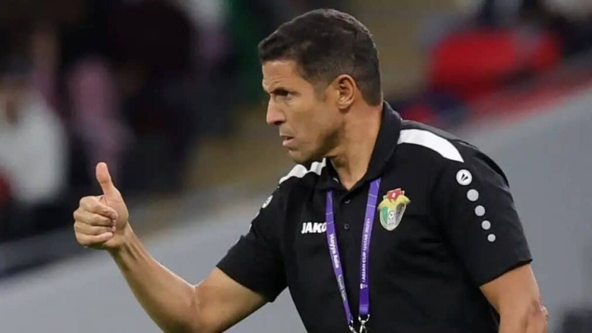 Hussein Ammouta au bord du terrain