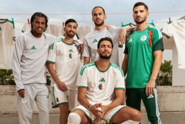 Internationaux algériens portant les tenues de leur sélection réunis pour une photo