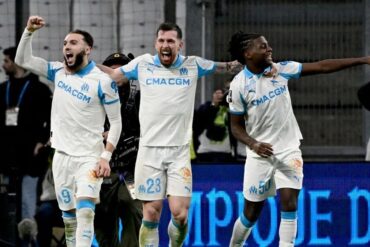 Des joueurs de l’Olympique de Marseille célèbrent une action sur le terrain