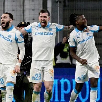Des joueurs de l’Olympique de Marseille célèbrent une action sur le terrain