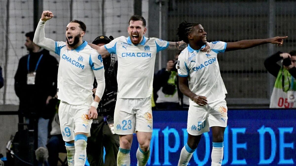 Des joueurs de l’Olympique de Marseille célèbrent une action sur le terrain