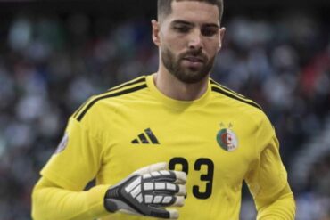 Un gardien portant une tenue jaune de l’équipe d’Algérie pendant un match