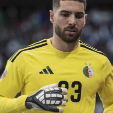 Un gardien portant une tenue jaune de l’équipe d’Algérie pendant un match