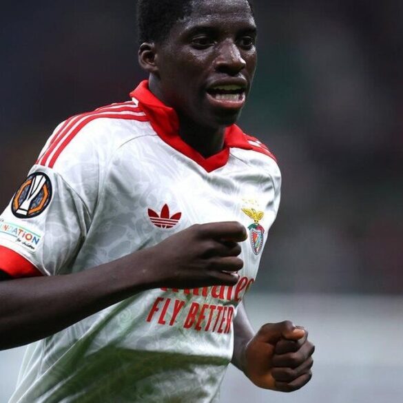 Daniel Banjaqui en maillot blanc et rouge du Benfica Lisbonne pendant une rencontre