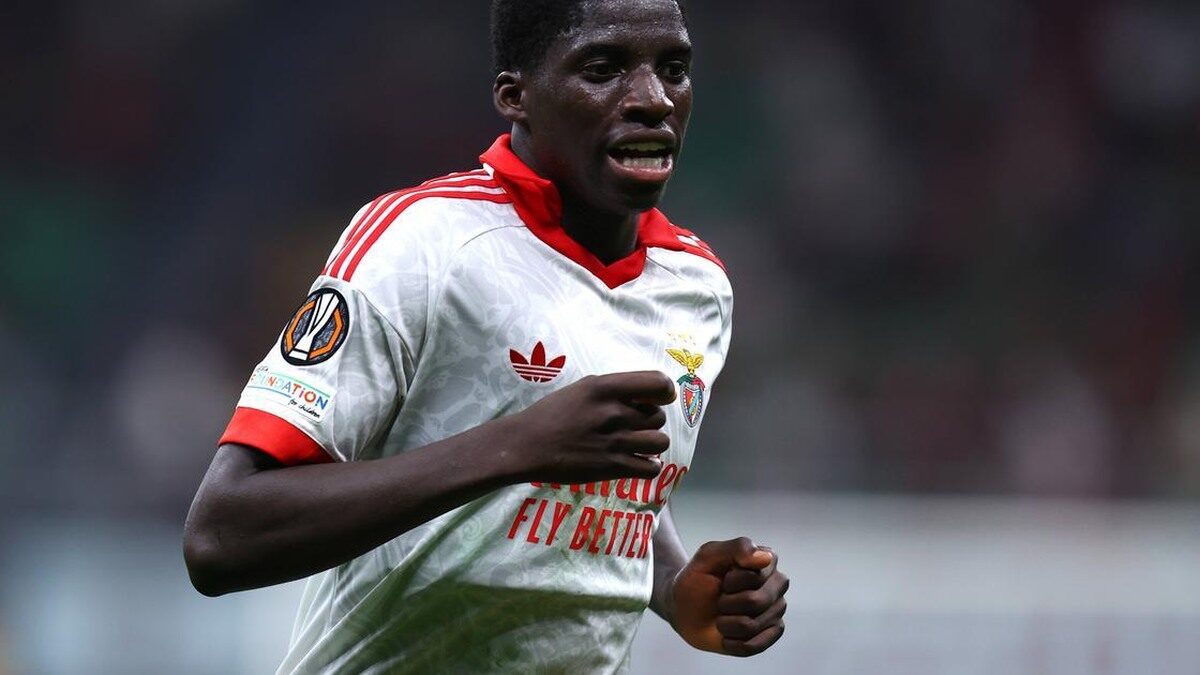 Daniel Banjaqui en maillot blanc et rouge du Benfica Lisbonne pendant une rencontre