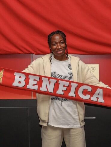 Michaely Bihina avec une écharpe du Benfica