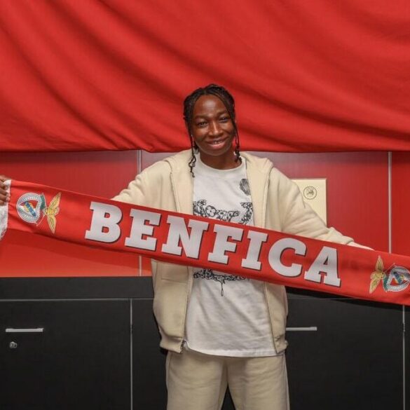 Michaely Bihina avec une écharpe du Benfica