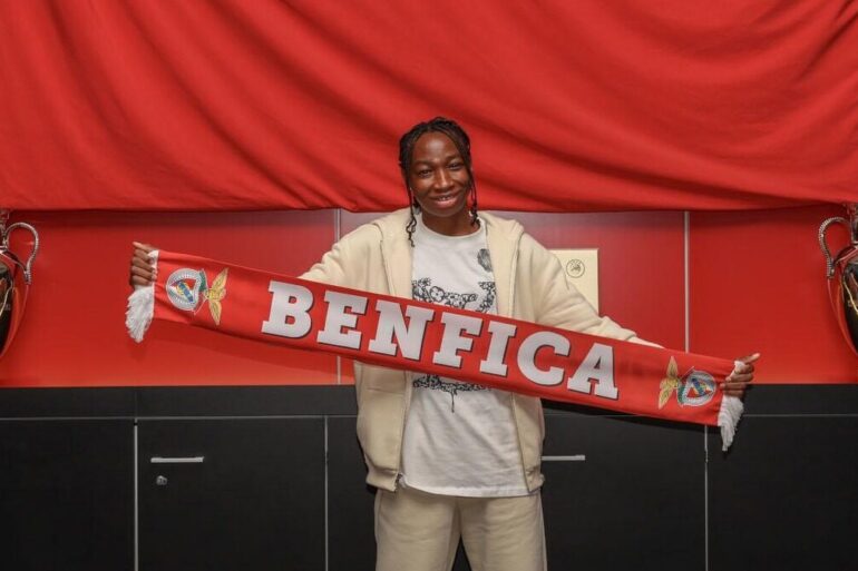 Michaely Bihina avec une écharpe du Benfica