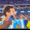 Lionel Messi et des joueurs du Bénin après le match amical à Buenos Aires