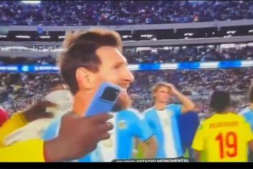 Lionel Messi et des joueurs du Bénin après le match amical à Buenos Aires