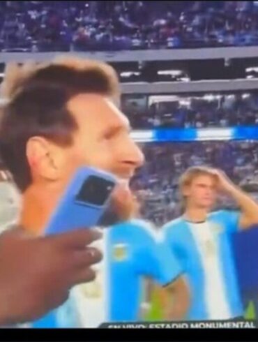 Lionel Messi et des joueurs du Bénin après le match amical à Buenos Aires
