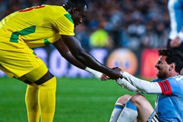 Un joueur du Bénin aide Lionel Messi à se relever pendant le match amical à Buenos Aires.