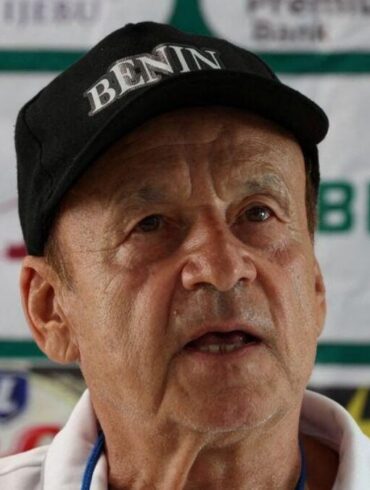 Gernot Rohr lors d’une conférence avec la sélection du Bénin