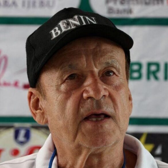 Gernot Rohr lors d’une conférence avec la sélection du Bénin