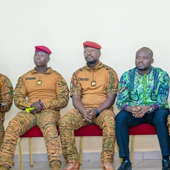 Ibrahim Traoré lors d’une audience avec de jeunes footballeuses burkinabè