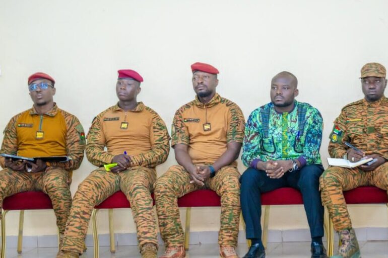 Ibrahim Traoré lors d’une audience avec de jeunes footballeuses burkinabè