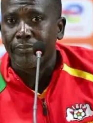 Issa Balboné en conférence de presse avec une tenue du Burkina Faso.