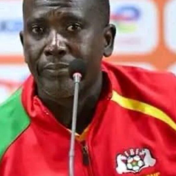 Issa Balboné en conférence de presse avec une tenue du Burkina Faso.