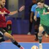 Joueurs de futsal algériens et libyens en pleine action sur le parquet