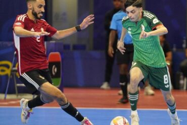 Joueurs de futsal algériens et libyens en pleine action sur le parquet