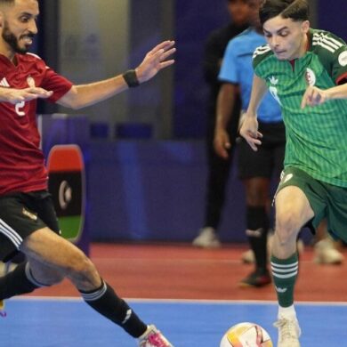 Joueurs de futsal algériens et libyens en pleine action sur le parquet