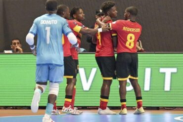 Joueurs de futsal angolais célébrant ensemble sur le terrain