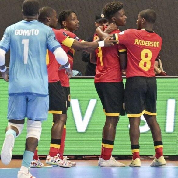 Joueurs de futsal angolais célébrant ensemble sur le terrain