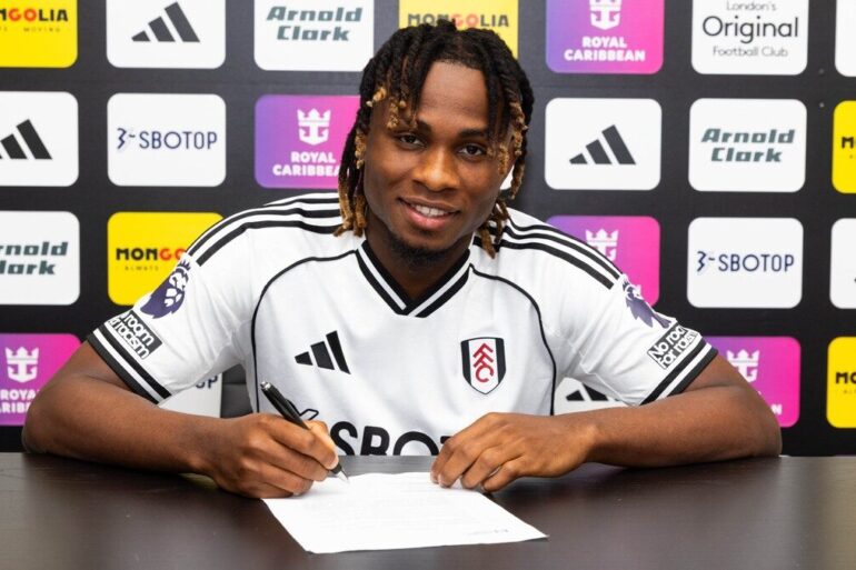 Joueur signant un contrat dans un club professionnel