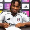 Joueur signant un contrat professionnel