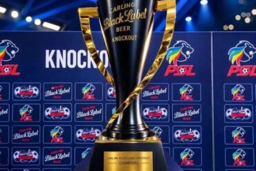 Trophée de la Carling Knockout Cup exposé sur un podium officiel