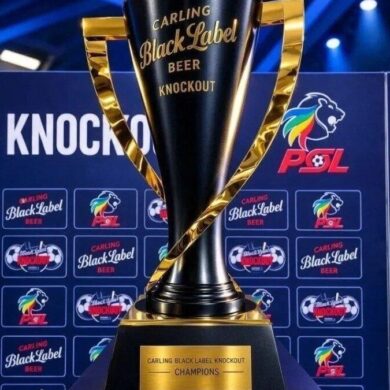 Trophée de la Carling Knockout Cup exposé sur un podium officiel