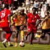 Footballeurs de Kaizer Chiefs en action avec leurs adversaires