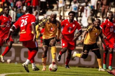 Footballeurs de Kaizer Chiefs en action avec leurs adversaires