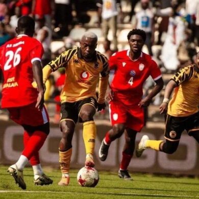 Footballeurs de Kaizer Chiefs en action avec leurs adversaires