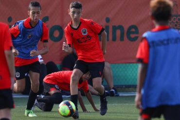 De jeunes footballeurs s’entraînent sur une pelouse, archive illustrative.